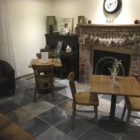 Deri-Down Guest House Abergavenny ภายนอก รูปภาพ